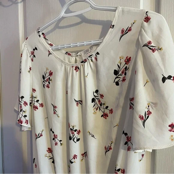 Sienna Sky White Floral Smocked-Hem Blouse - Picture 2 of 4